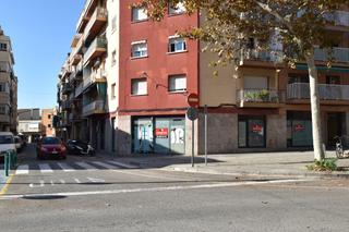 Lloguer Local Comercial a Calle casernes 34. Local esquinero en alquiler, gran fachada