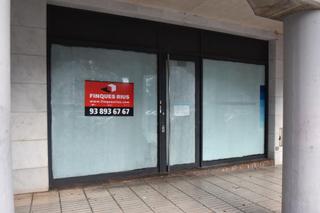 Lloguer Local Comercial a Calle menendez pelayo 19. Espectacular local en alquiler, esquinero a tres bandas