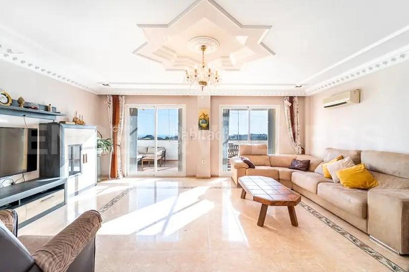 Foto 0060192c-e1a4-4b6d-aa1d-b2903e808460. Casa en calle topacio 30 exelente chalet benalmadena con vistas al mar en Benalmádena