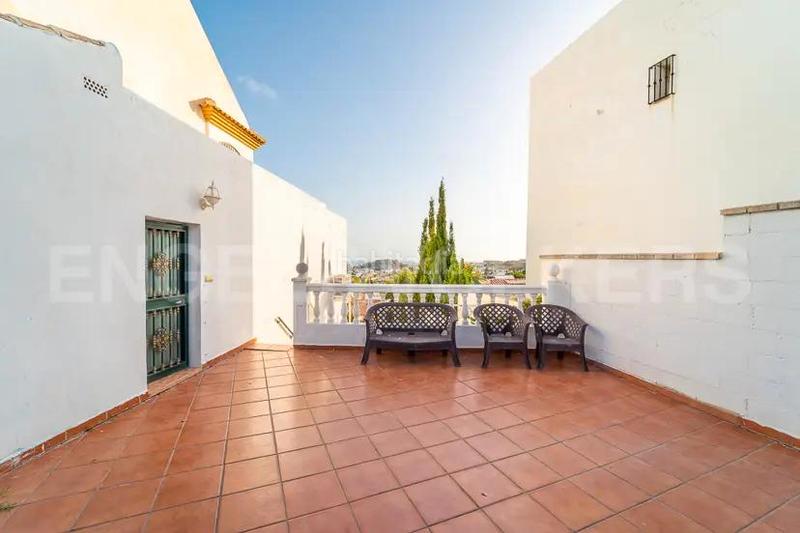 Foto 56507177-d168-4b1f-b09e-bb3c4630eab1. Casa en calle topacio 30 exelente chalet benalmadena con vistas al mar en Benalmádena