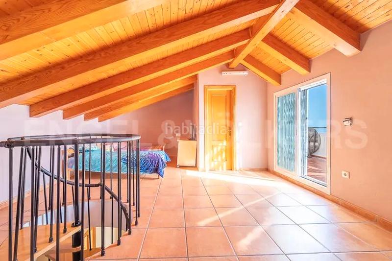 Foto 5a38abb0-b9dc-4f3b-b9bd-a5b176f34049. Casa en calle topacio 30 exelente chalet benalmadena con vistas al mar en Benalmádena