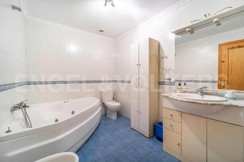 Foto 749ce4d0-b66d-4142-bdb5-5968e5a0e960. Casa en calle topacio 30 exelente chalet benalmadena con vistas al mar en Benalmádena