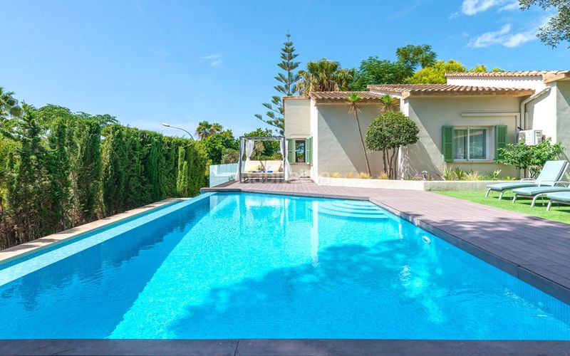 Foto 2109e73c-4400-4f37-b54a-dd7008a675c8. Masía chalet familiar de una sola planta con zona exterior bien cuidada en santa ponsa en Calvià