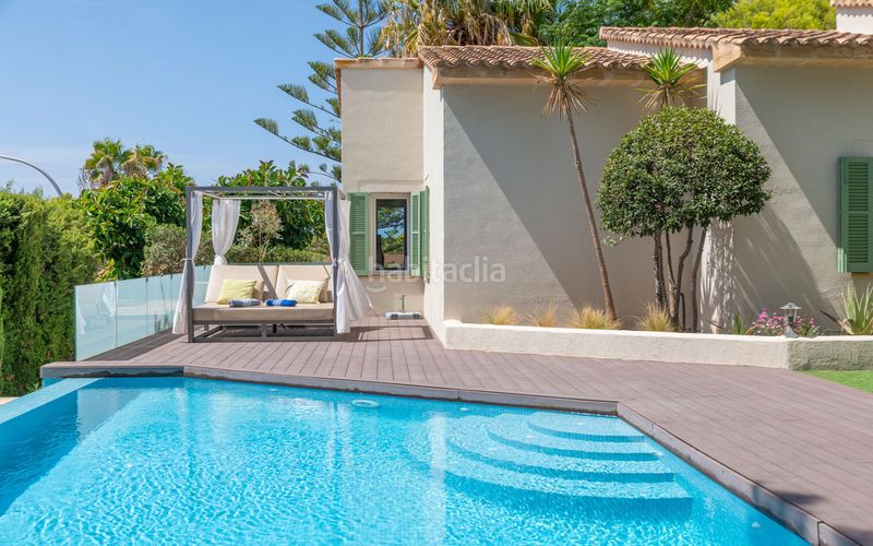 Foto a699437f-7c9a-42dd-8e47-69845773f43d. Masía chalet familiar de una sola planta con zona exterior bien cuidada en santa ponsa en Calvià