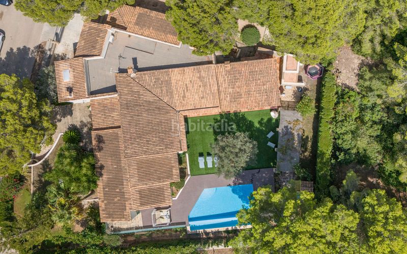 Foto bba21aef-3bf0-4b33-8dff-4399a472257c. Masía chalet familiar de una sola planta con zona exterior bien cuidada en santa ponsa en Calvià