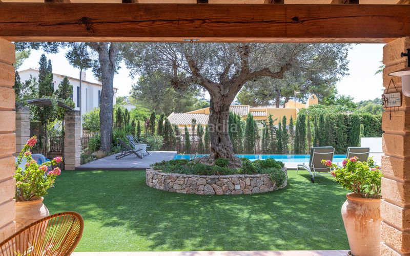 Foto d3e7096c-4803-4f14-bbff-9af3ef2b39a9. Masía chalet familiar de una sola planta con zona exterior bien cuidada en santa ponsa en Calvià