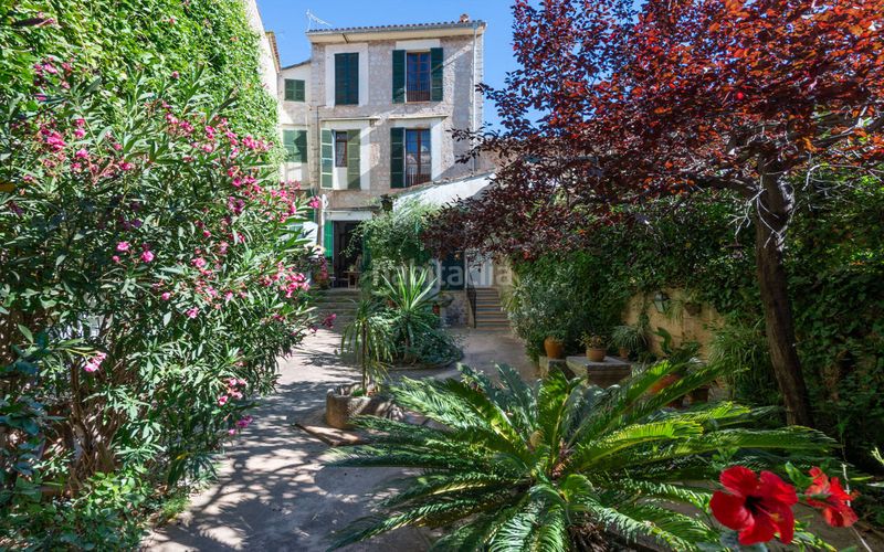Foto 9d3e8e7d-05f4-430b-b40f-c4b24599a420. Casa  señorial con jardín y garaje en Sóller