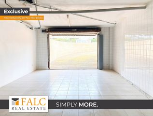 Aparcament cotxe a Portocolom. Amplio garaje en el centro de portocolom