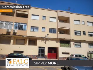 Apartament a San Pedro del Pinatar. Amplio piso de 4 habitaciones con balcón, vistas al mar y ascens