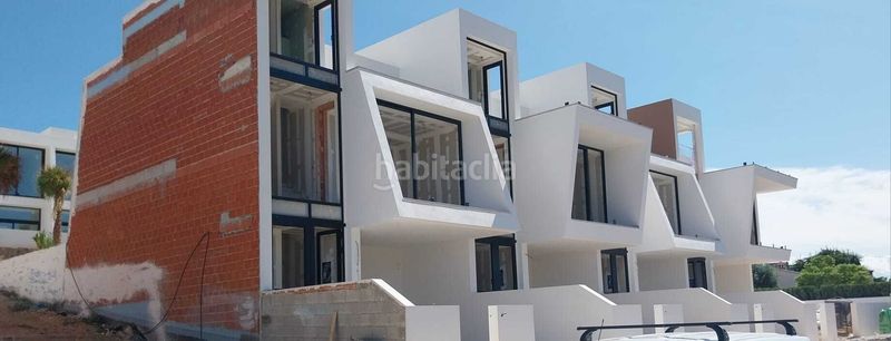 Foto 8e1a5f55-bfb9-4386-b608-f9d08a3e8352. Casa adossada a Pueblo Calp