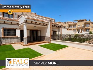 Casa adosada en San Miguel de Salinas. Casa soleada, bellamente reformada con piscina, jardín y plaza d