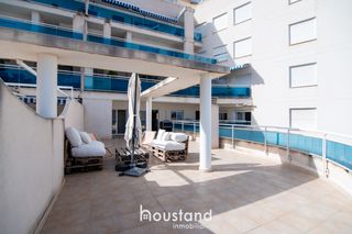 �tico  Carrer llevant. 1.	amplio piso de 125 m� con gran terraza, piscina, garaje y tra