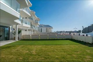 Piso en Calle paula 4201. Bajo moderno de 3 dormitorios y amplio jardn privado en el higu