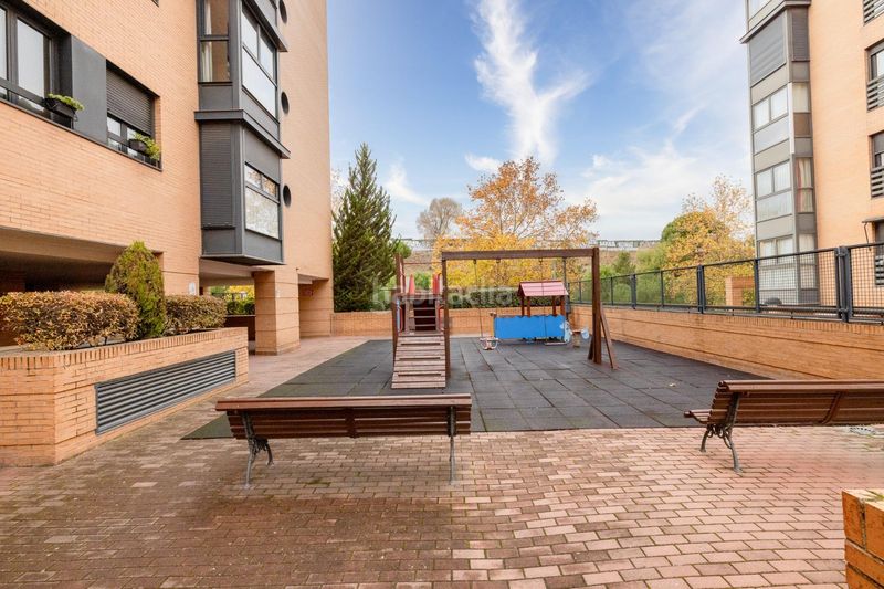 Foto 6ee49542-8d59-4e97-bdb8-1c84a67656d9. Pis amb calefacció aparcament piscina a Rejas Madrid