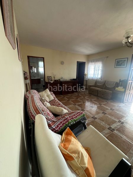 Foto 0d99b995-a676-4133-a432-c4bee76c9bec. Masia amb xemeneia aparcament a Iznate