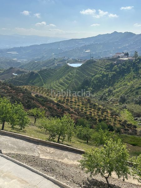 Foto 4ea172ad-5955-4b29-9e48-d4ce340a39f4. Masia amb xemeneia aparcament a Iznate
