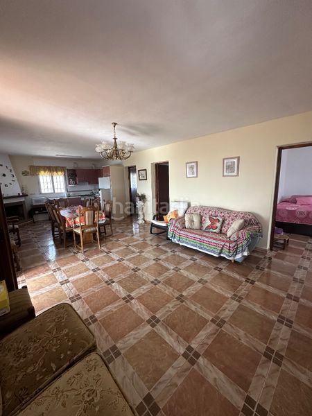 Foto b141c863-eb12-453b-803d-855bdcc50a98. Masia amb xemeneia aparcament a Iznate