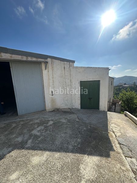 Foto d0a9204d-e356-4243-878a-f32c21aeb726. Masia amb xemeneia aparcament a Iznate