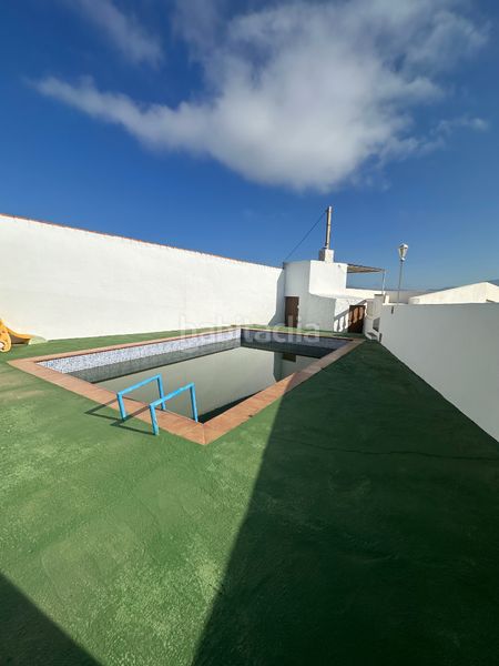 Foto f6d638fc-0de8-418b-bb01-45492849c59d. Masia amb xemeneia aparcament a Iznate