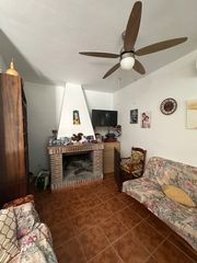 Bauernhof in Benamargosa. Finca rústica con vivienda, piscina y plantación de aguacates en