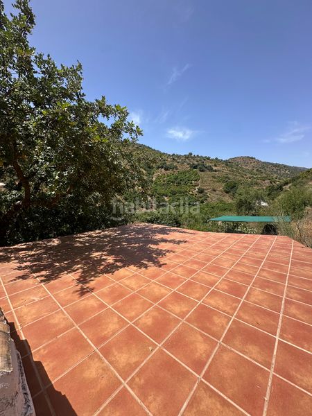 Foto fa677767-1a75-4332-90ad-2d48d2e1917c. Masia amb xemeneia piscina a Benamargosa