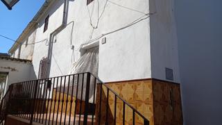 Casa a Benamocarra. Encantadora casa de pueblo con patio y apartamento independiente