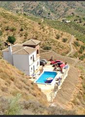 Masia a Iznate. Casa con piscina y jacuzzi en iznate – ¡tu refugio ideal!