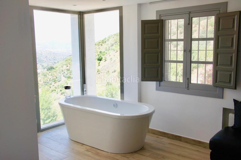 Foto 091561d5-c7da-41a3-bcea-5b03ca3a88d6. Edifici amb piscina a Comares