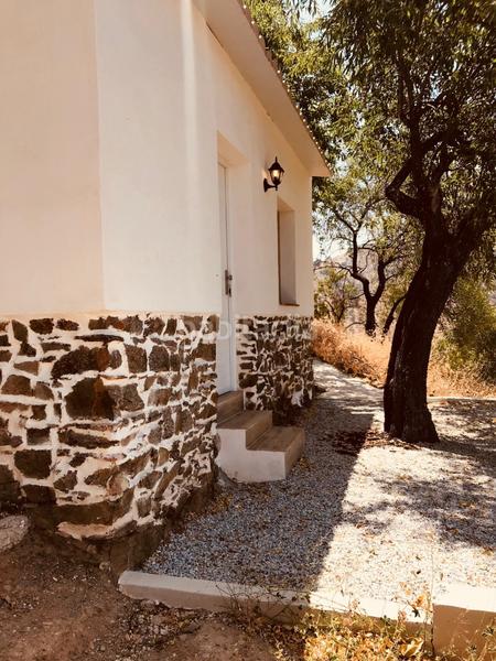 Foto b3644a58-0d68-4b8c-a323-602424f6d4a7. Edifici amb piscina a Comares