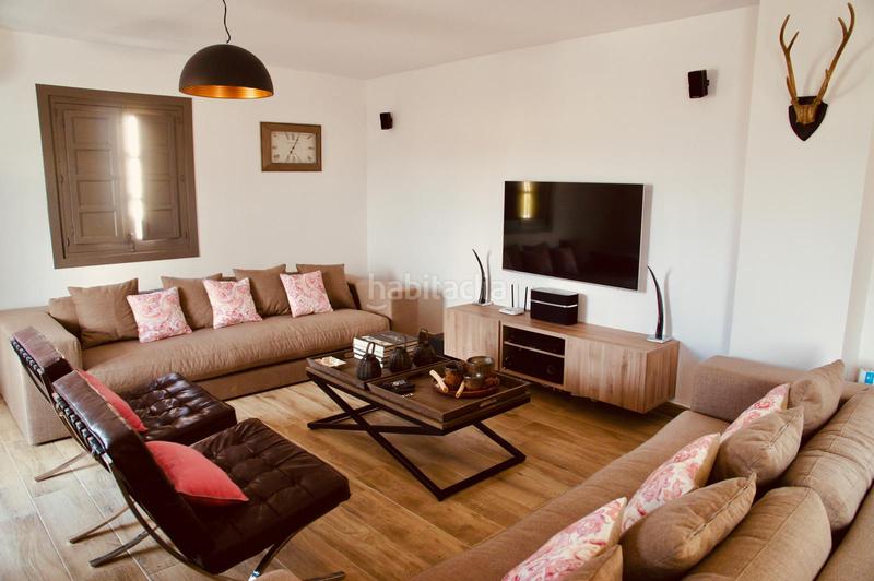 Foto b7e874af-b9e7-4b4f-9a00-28cf1849fc61. Edifici amb piscina a Comares