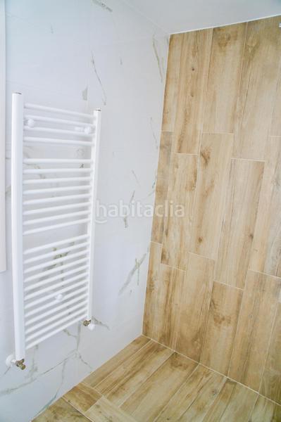 Foto f9308fad-1c8f-465c-86bd-ce8a0123f256. Edifici amb piscina a Comares