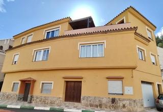 Edifici a Benamocarra. Edificio residencial con gran potencial en benamocarra