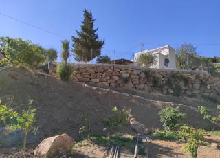 Masia a Benamocarra. Parcela con casa de 84m2 en benamocarra