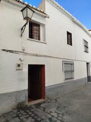 Casa adosada en Benamocarra. Acogedora casa en venta en benamocarra con balcón y estilo andal