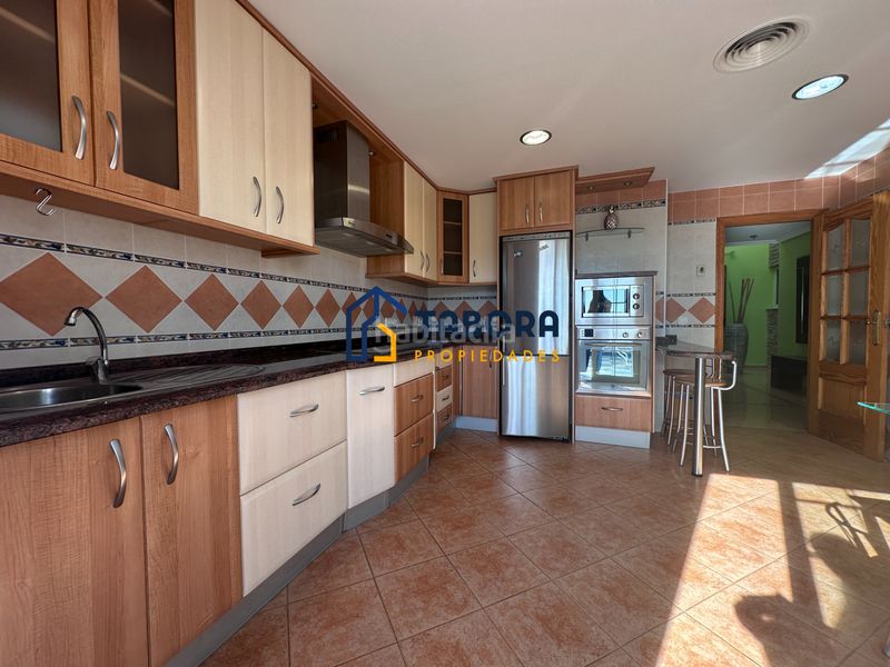 Foto 205775a3-5d6d-45d6-95e5-ae6204635ff3. Casa aparellada amb aparcament a Centro Mutxamel