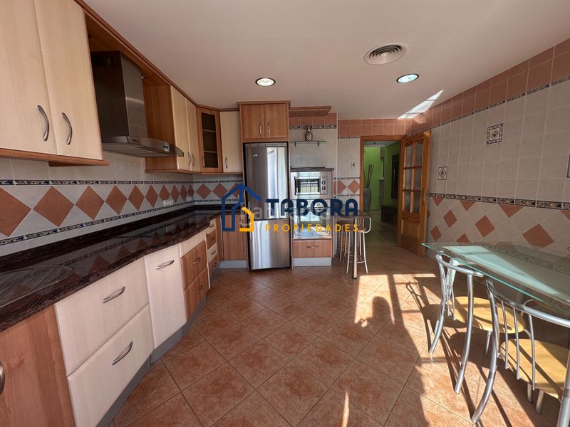 Foto 89d3a95a-0563-4187-b392-ddd1e789c951. Casa aparellada amb aparcament a Centro Mutxamel