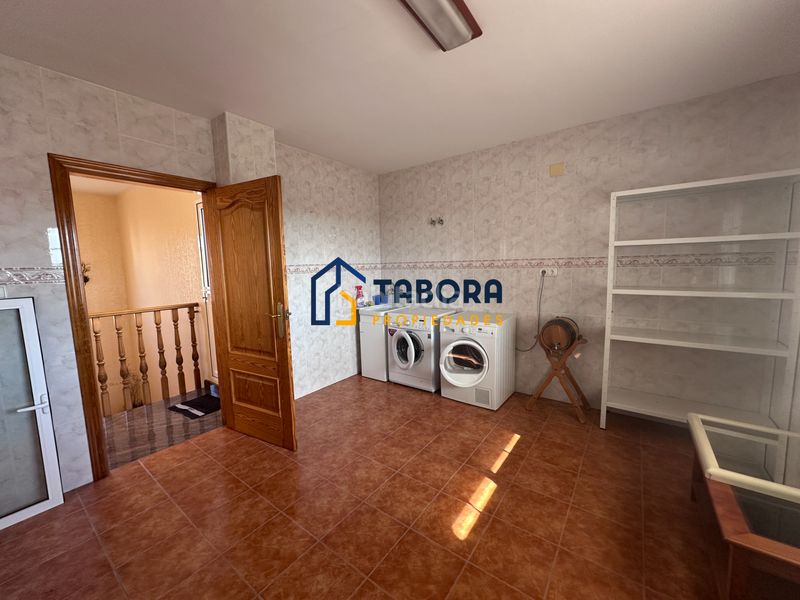 Foto 8a6028e7-b1ab-4387-8473-0b8c3f24a66f. Casa aparellada amb aparcament a Centro Mutxamel