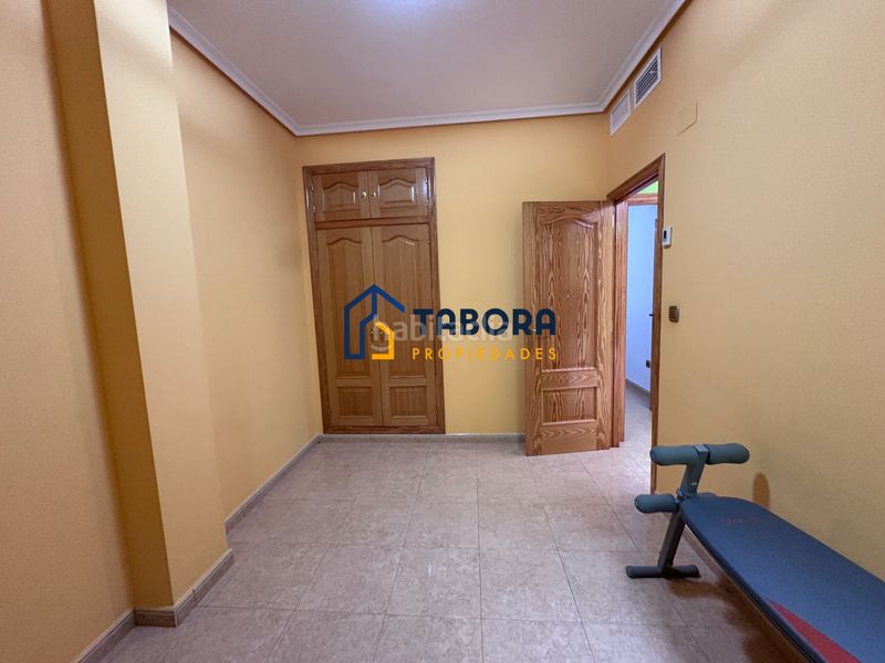 Foto 8a9b8f4c-5ada-4745-8d26-b070467e28eb. Casa aparellada amb aparcament a Centro Mutxamel