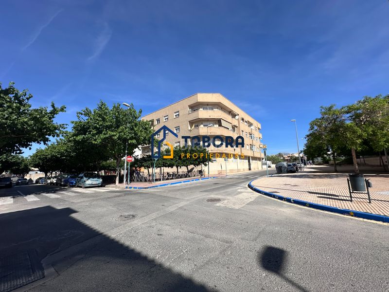 Foto ece2128d-3c38-4f63-b49e-510e0d68f80e. Casa aparellada amb aparcament a Centro Mutxamel