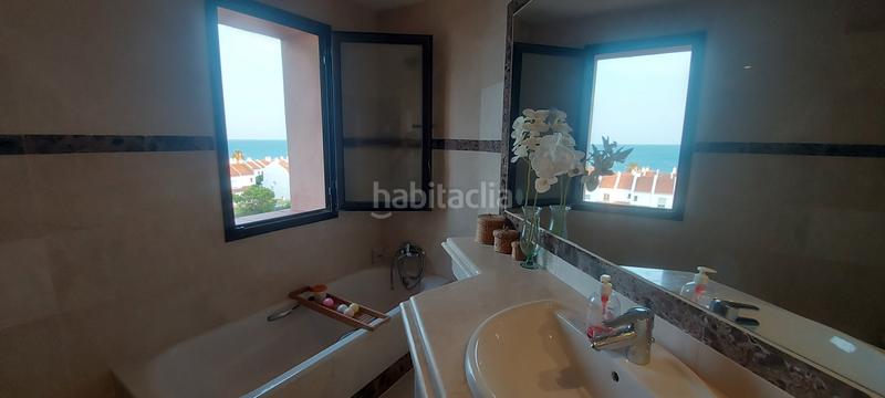 Foto 5fa8a36c-1b1a-4d66-8737-409089f1a619. Ático en calle de los fenicios 3 ?? ático dúplex con vistas al mar – 3 habitaciones, 2 terrazas y piscina comunitaria en Manilva
