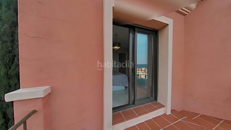 Foto d0f8778f-418e-4fe1-9e6f-4f880f3cfb5a. Ático en calle de los fenicios 3 ?? ático dúplex con vistas al mar – 3 habitaciones, 2 terrazas y piscina comunitaria en Manilva