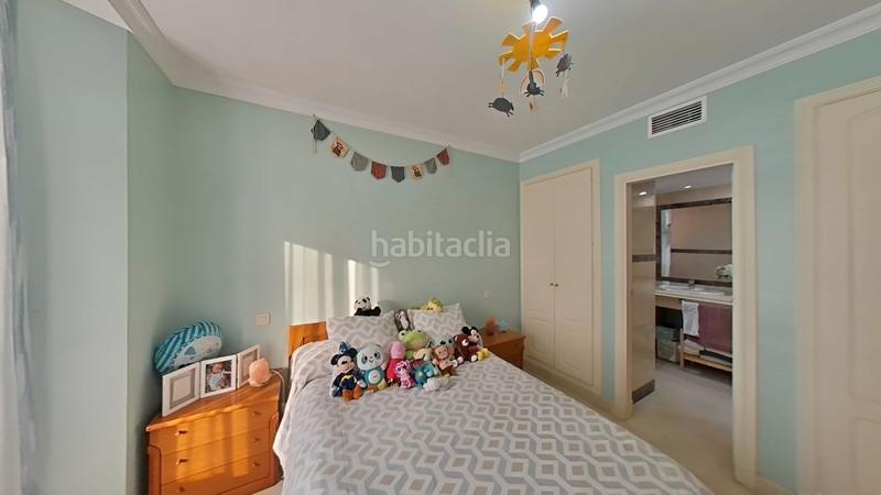 Foto dc8cce4a-ffed-4dd1-b59b-97bd947ffbc6. Ático en calle de los fenicios 3 ?? ático dúplex con vistas al mar – 3 habitaciones, 2 terrazas y piscina comunitaria en Manilva