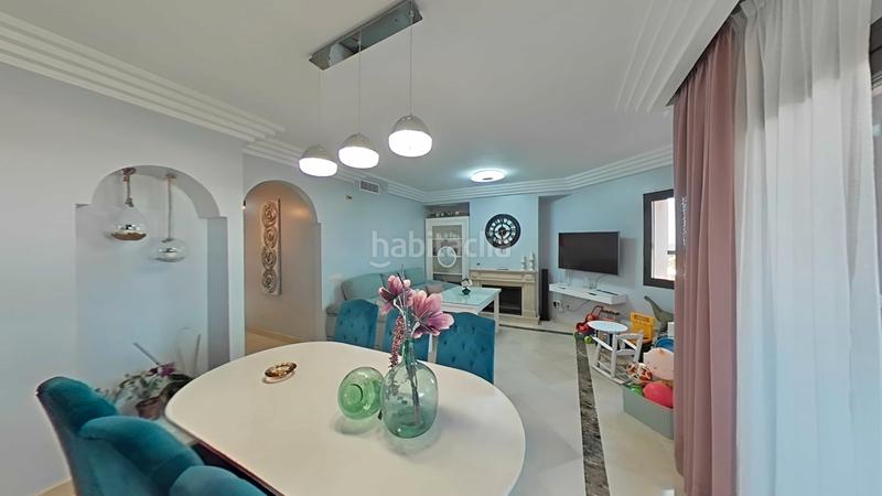 Foto e49cef30-e945-4ba4-a2ef-c96a06848a29. Ático en calle de los fenicios 3 ?? ático dúplex con vistas al mar – 3 habitaciones, 2 terrazas y piscina comunitaria en Manilva