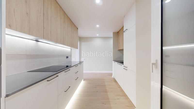 Foto 4f5e760e-c501-42ec-9f14-6281717a227e. Piso  reformado en calle rossello en El Camp de l´Arpa del Clot Barcelona