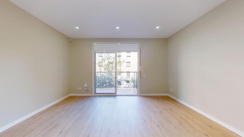 Foto 6d3719c3-8a76-4f84-95da-6bd497cb6055. Piso  reformado en calle rossello en El Camp de l´Arpa del Clot Barcelona