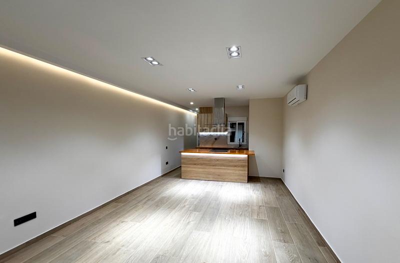 Foto f5bb89b7-cee2-4c0f-bc8a-fa12909f2ff0. Dúplex duplex reformada en calle gomis, gracia en Barcelona