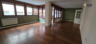 Flat in Santa Marina. Piso en venta en adelardo covarsi