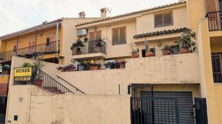 Maison jumelée à Carrer teodor llorente 121. ?? ¡tu nuevo hogar te espera en el corazón de puig! ??