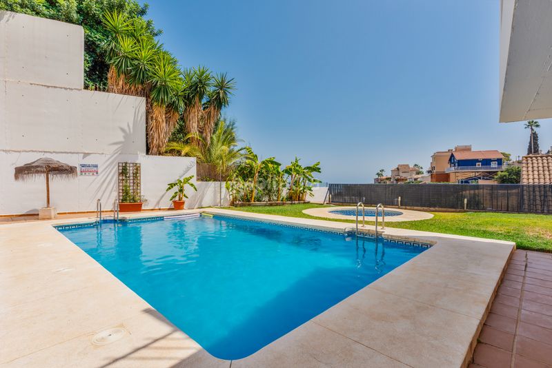 Foto 531f2696-084d-4598-a927-d6b7a7ff88e3. Casa a schiera con camino parcheggio piscina in Torreblanca del Sol Fuengirola