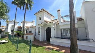 Casa adossada a Riviera del Sol. Casa pareada de esquina con jardín privado en riviera del sol